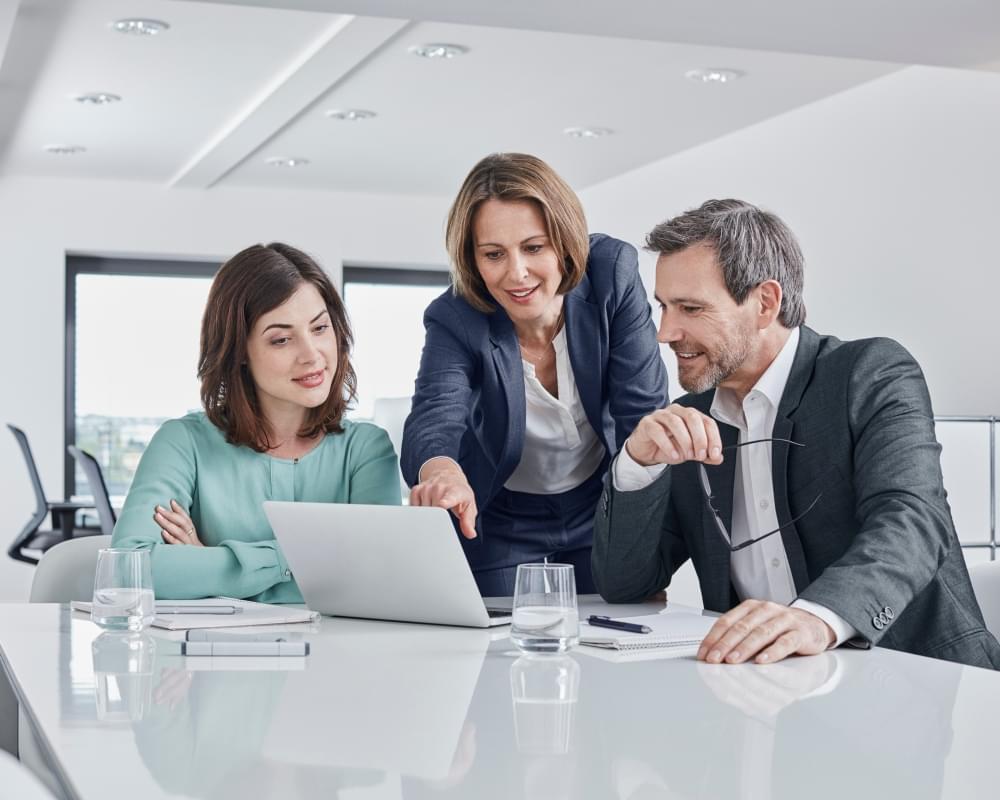 Mujeres y hombre de negocios revisan algunos reportes de la empresa 